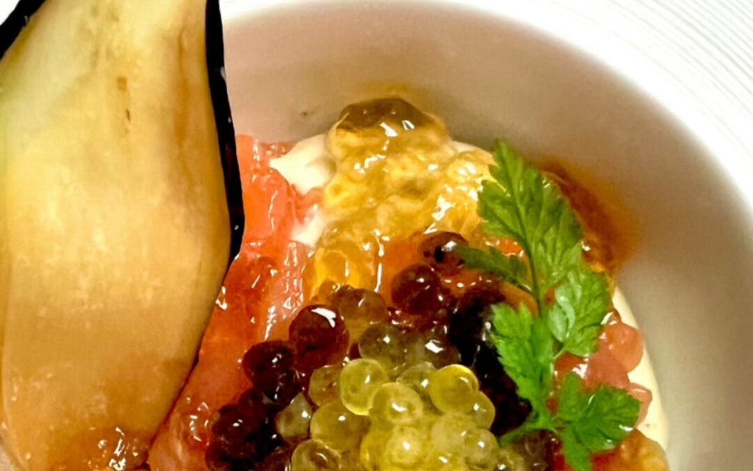 香ばしく焼いた茄子をムースに仕立て、スモークサーモンとトリュ